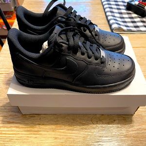 Nike Air Force 1 '07 black low top size 7.5 NEW